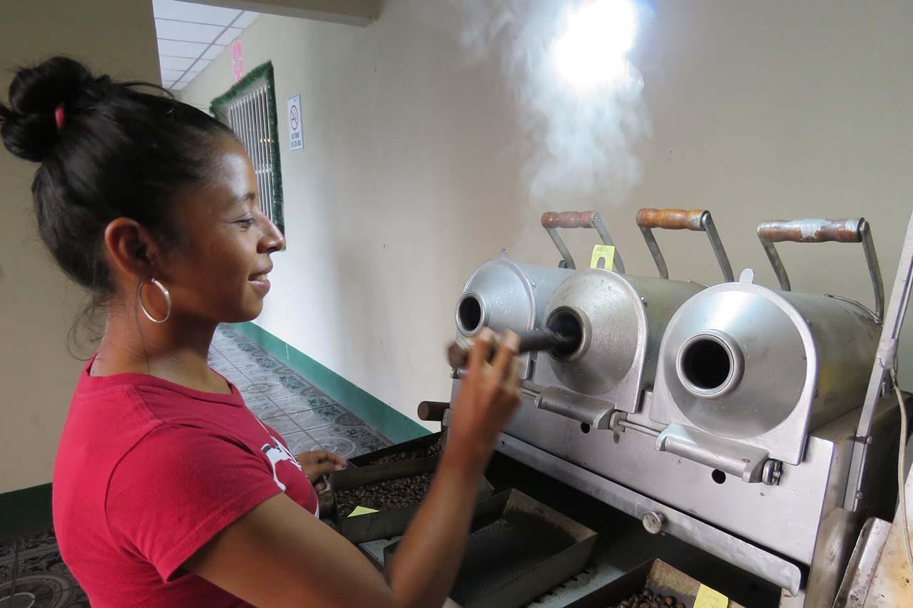 Lächelnde Mitarbeiterin von Cosatin bei der Probe-Röstung des Kaffees
